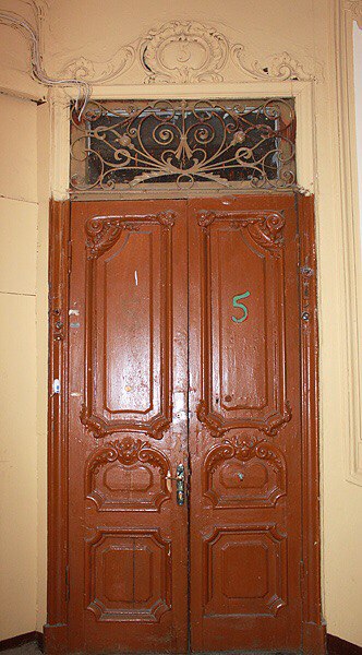 Двери доходного дома Чайковского