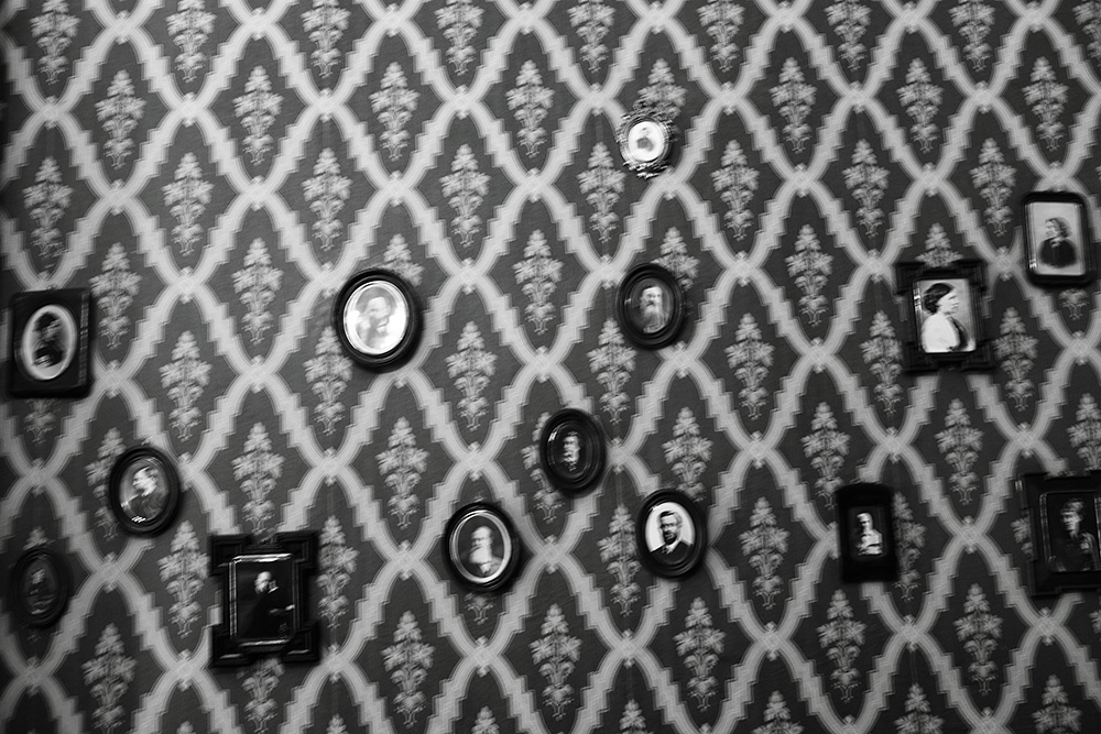  Стена с портретами родственников Достоевского в мемориальной квартире