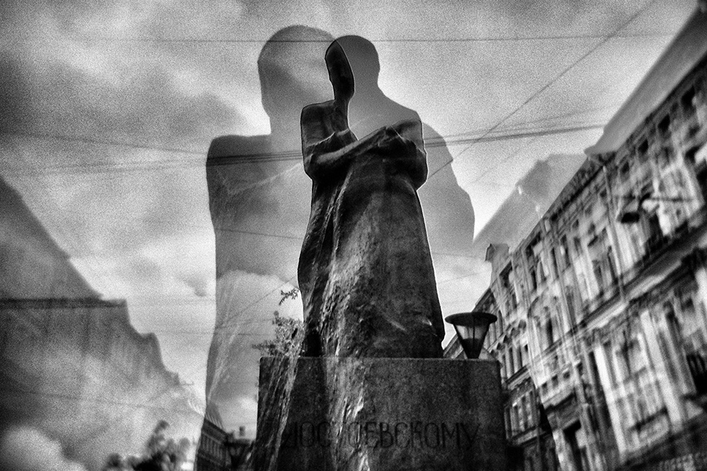 Памятник Достоевскому на бульваре Большой Московской улицы обращен в сторону Владимирской церкви, писатель был ее прихожанином