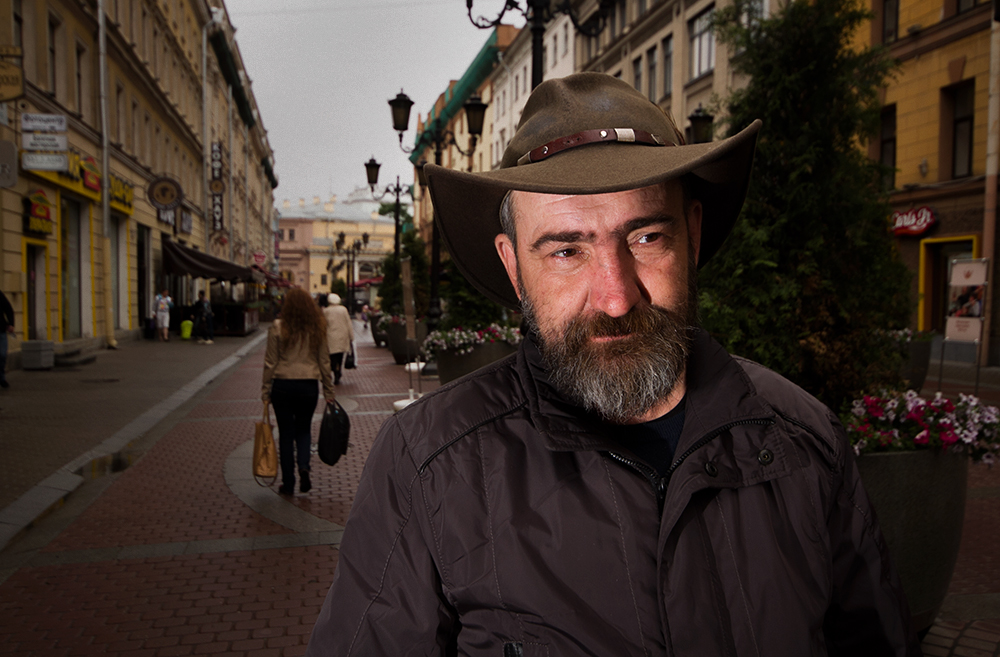 Петербург иду. Волшебник с малой садовой Санкт-Петербург. Питерский волшебник с малой садовой. Волшебник на малой садовой СПБ. Электрик волшебник на малой садовой.