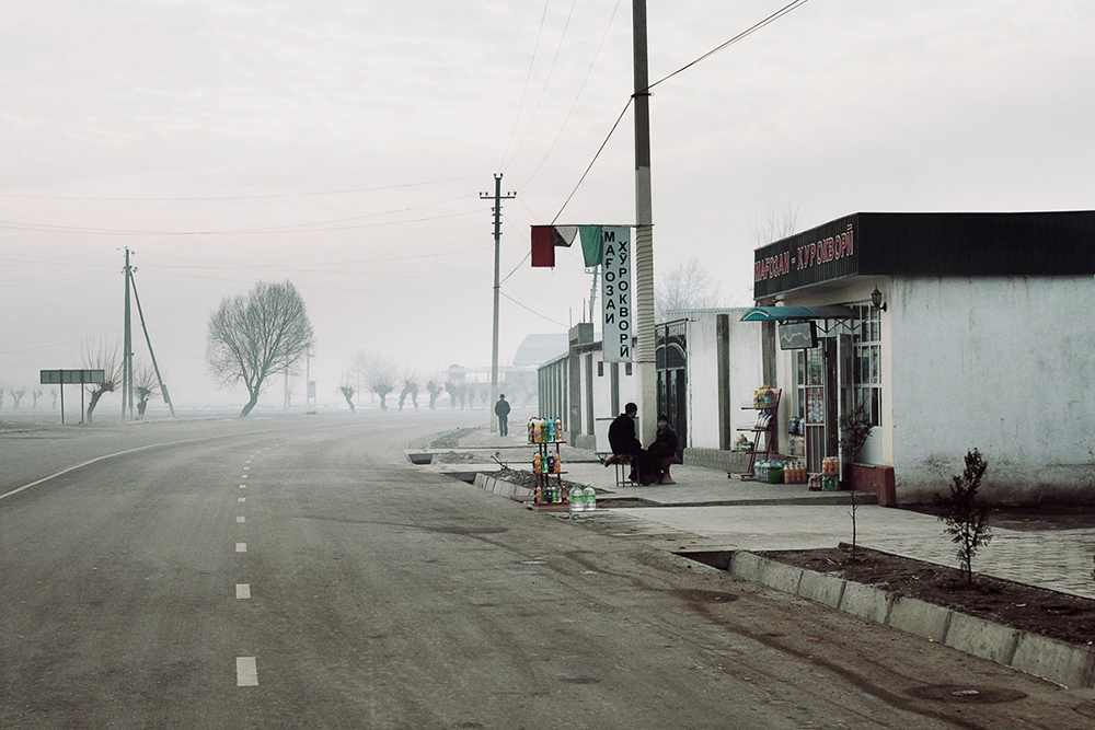 Дорога из Душанбе до долины Бартанга занимает около пятнадцати часов. Зимой никакого сообщения, кроме частных машин, нет. Водитель по специальному разрешению набирает пассажиров, каждый скидывается по 100 долларов. Литр 92-го бензина в Таджикистане стоит около 35 рублей