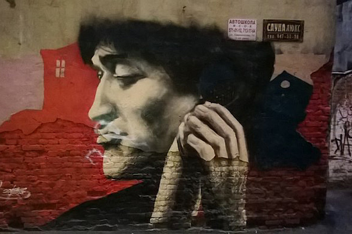 Граффити с портретом лидера группы «Кино» на улице Рубинштейна закрасили в 2014 году
