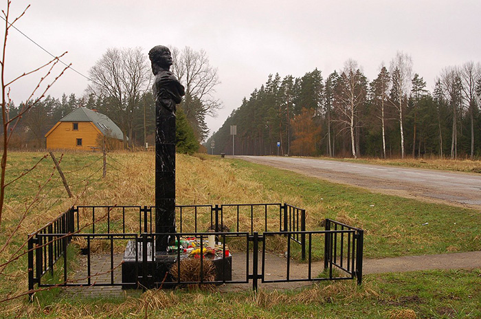 В Латвии на 35 километре трассы «Слока — Талси», где «Москвич» под управлением музыканта столкнулся с автобусом, в 2002 году установили памятник