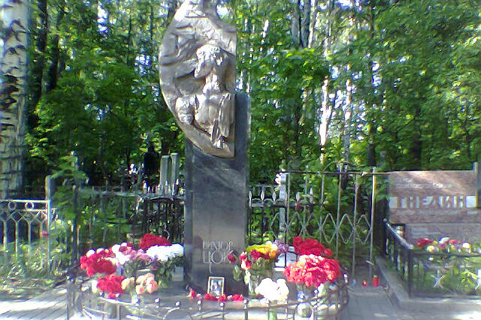 Памятник Виктору Цою на Богословском кладбище