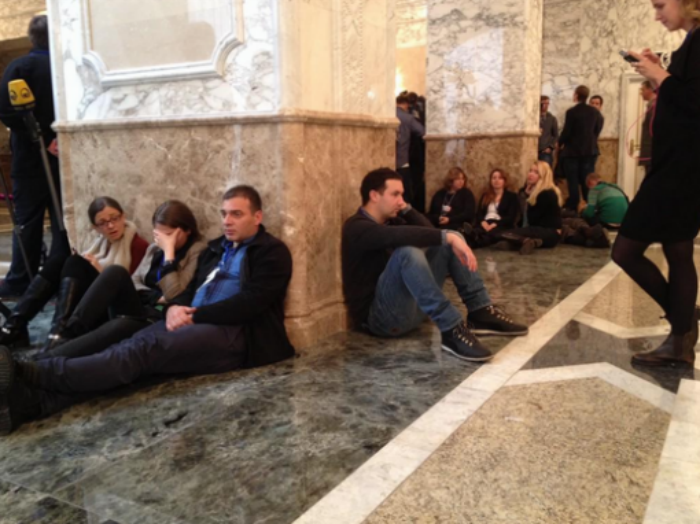 Журналисты в холле Дворца Независимости (via Дмитрий Смирнов @dimsmirnov175)