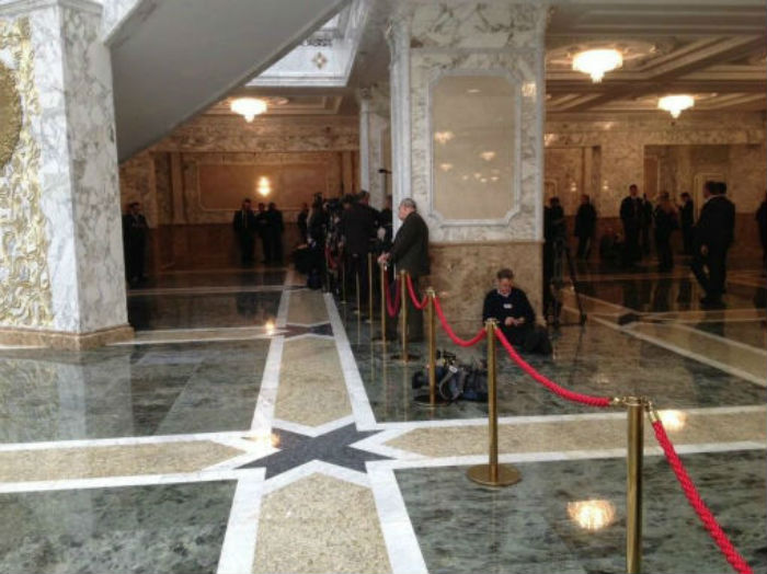 Журналисты, спящие под лестницей (via Дмитрий Смирнов @dimsmirnov175)