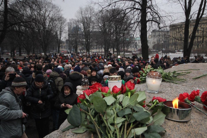 Как прошла акция памяти Бориса Немцова у Соловецкого камня в Петербурге: 12 фотографий