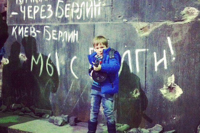 Как петербуржцы фотографировались на фоне разрушенного Рейхстага в «Ленэкспо»