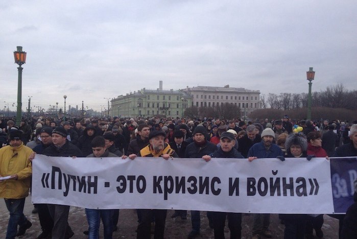 На антивоенный марш, посвященный памяти Бориса Немцова, пришли около десяти тысяч человек