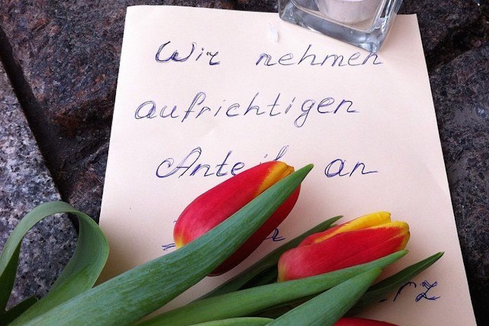Петербуржцы несут цветы и записки с соболезнованиями к консульству Германии