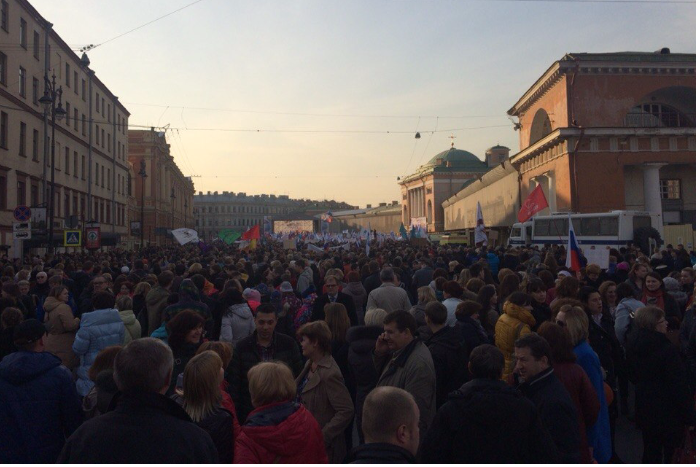 Несколько тысяч петербуржцев вышли на митинг в честь присоединения Крыма