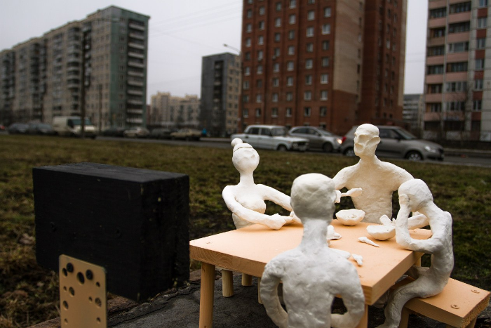 Анонимный художник установил в Петербурге инсталляцию семьи за просмотром федеральных каналов