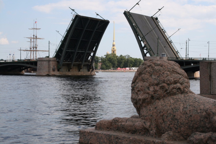 Зачем разводят мосты в петербурге. Развод мостов в Санкт-Петербурге в белые ночи. Развод мостов СПБ белые ночи. Дворцовый мост и биржевой мост. Разводной мост в Твери.