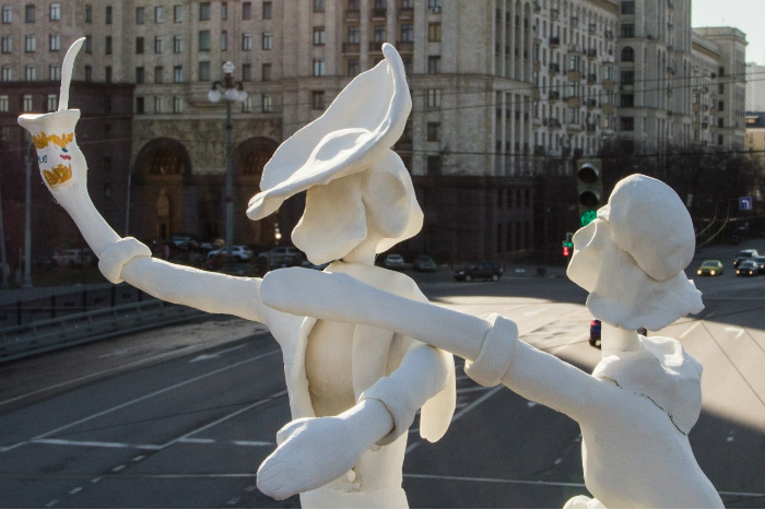 Петербургский художник установил в Москве скульптуру на тему контрсанкций