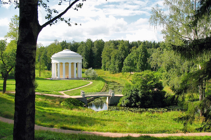 Семь направлений на выходные: от фонтанов Петергофа до лошадиного кладбища в Пушкине