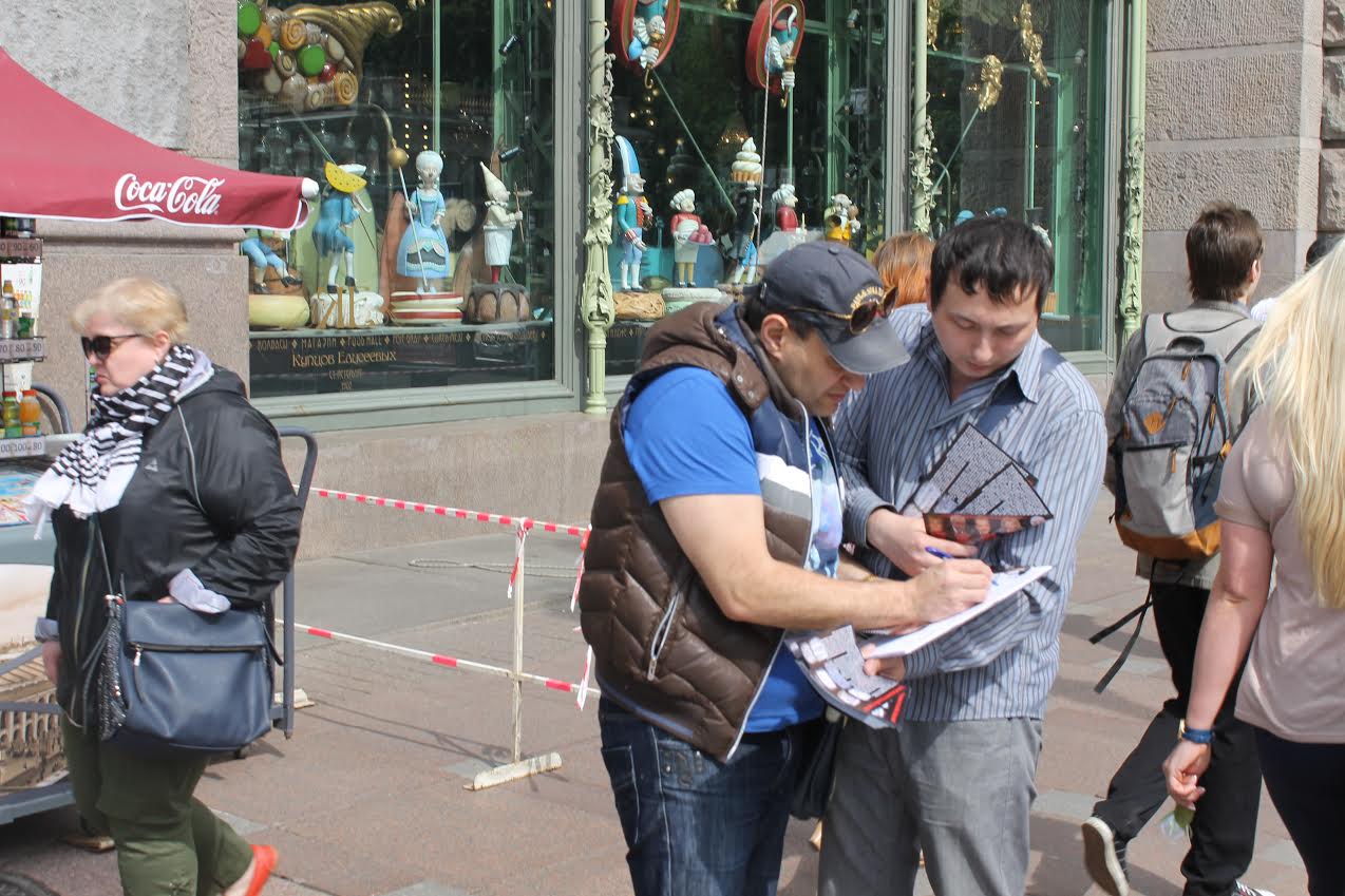 На Невском прошли пикеты в защиту Полтавченко от гей-лобби. «Бумага»