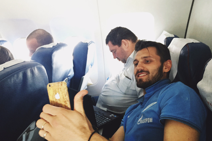 
1 мая, рейс в Москву. Фотографировать друг друга во сне и себя на фоне того, кто спит — это в самолете отдельный вид спорта.