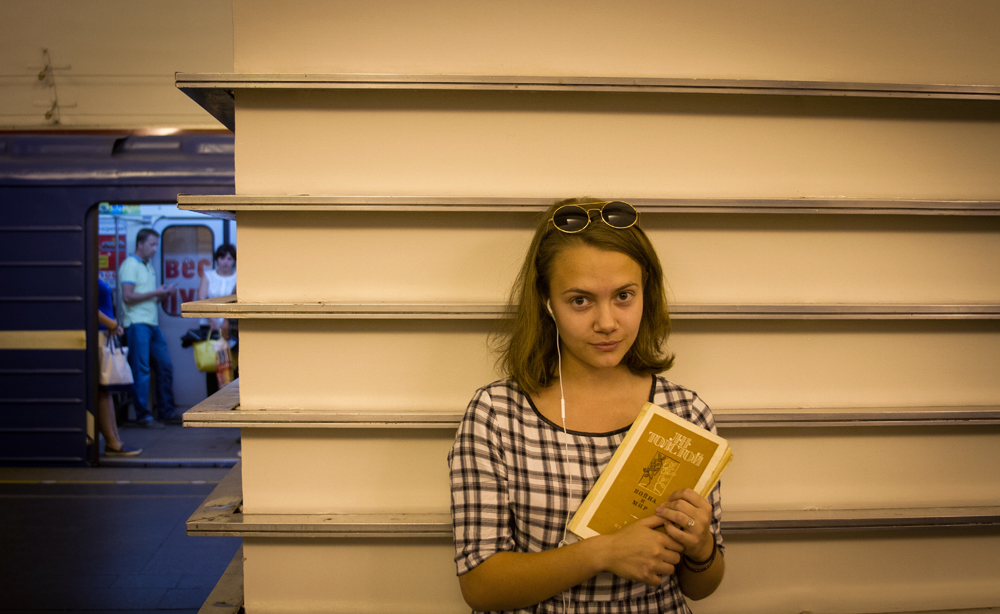  12 пассажиров петербургского метро о своих бумажных книгах