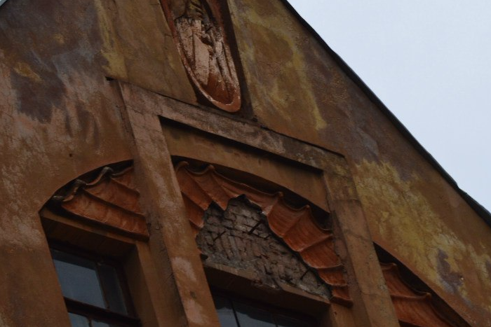 Фигуру Мефистофеля на доме на Лахтинской восстановят не раньше 2021 года