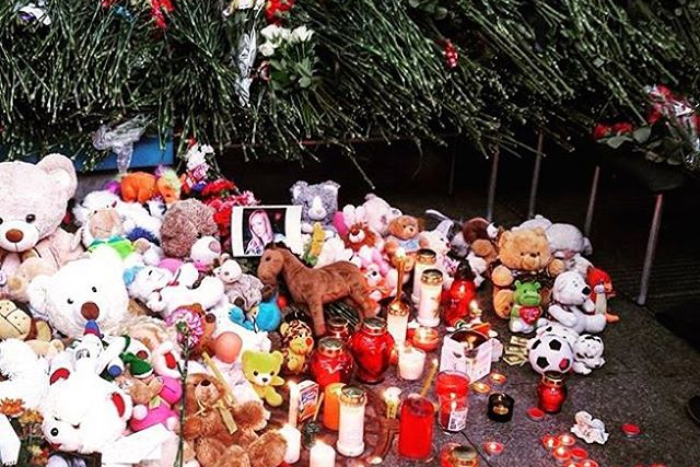 Петербуржцы продолжают нести цветы и игрушки в аэропорт Пулково