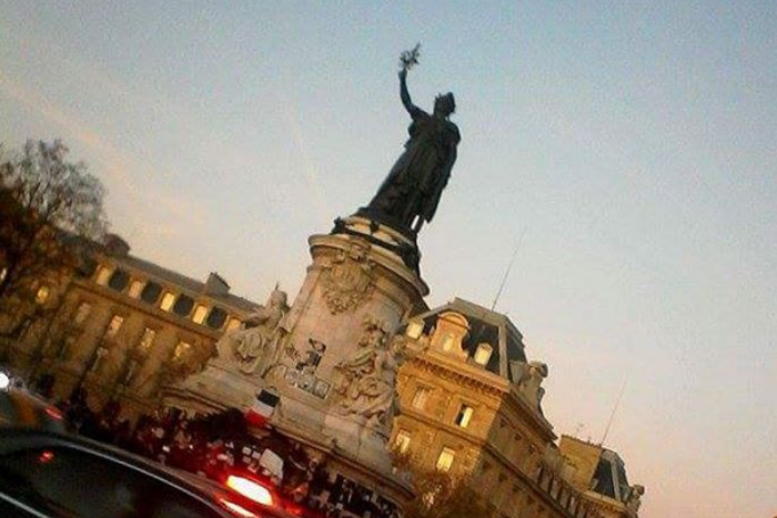 Сотни парижан сбежали с площади Республики, испугавшись взрыва петард
