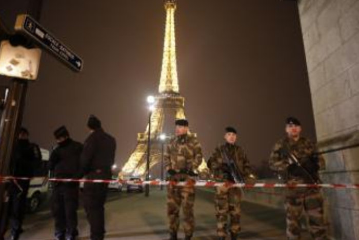 Le Figaro сообщает, что среди парижских террористов было двое подростков