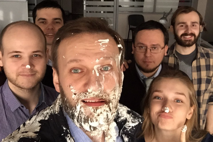 Неизвестные бросили в Навального два торта у входа в офис ФБК