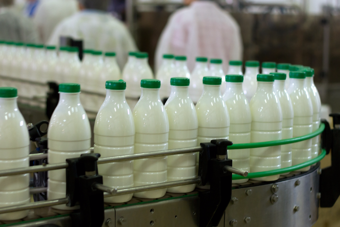 Производители молока угрожают остановкой поставок и ростом цен из-за новых требований