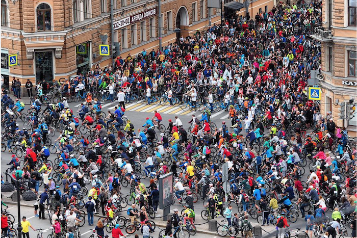 Большой велопарад: как по центру Петербурга проехали тысячи велосипедистов