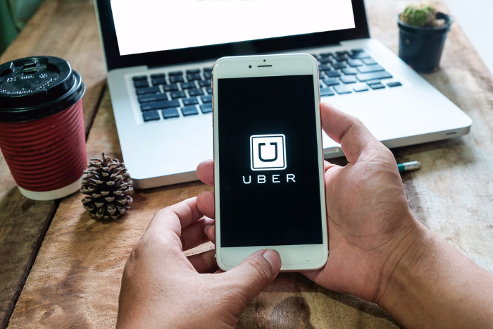 В Uber рассказали, что клиент готов платить за поездку в два раза больше, если у него садится телефон