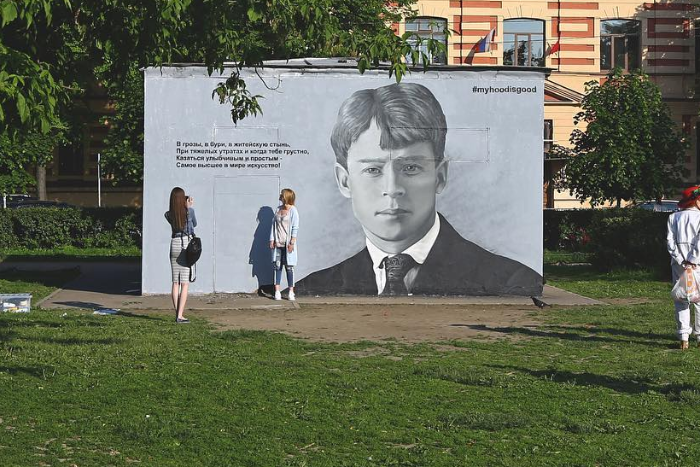 В Петербурге граффити с мистером Бином закрасили портретом Есенина