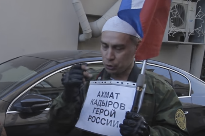 «Гееборец» Тимур Булатов попытался помешать акции против моста Кадырова