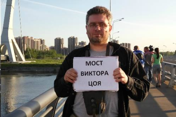 Петербуржец вышел к мосту Кадырова с фамилиями Курехина, Набокова и других известных петербуржцев