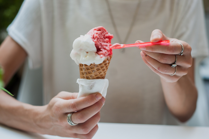 Десять мест в Петербурге, где можно попробовать экстравагантное мороженое — от десерта с чесноком до сорбета из розы
