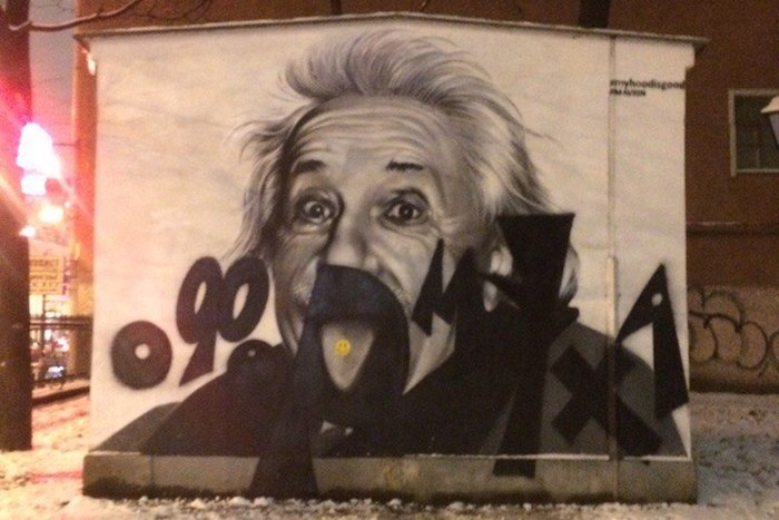 Граффити с Альбертом Эйнштейном во дворе на Литейном проспекте размалевали словом «ОФОРМУХА»