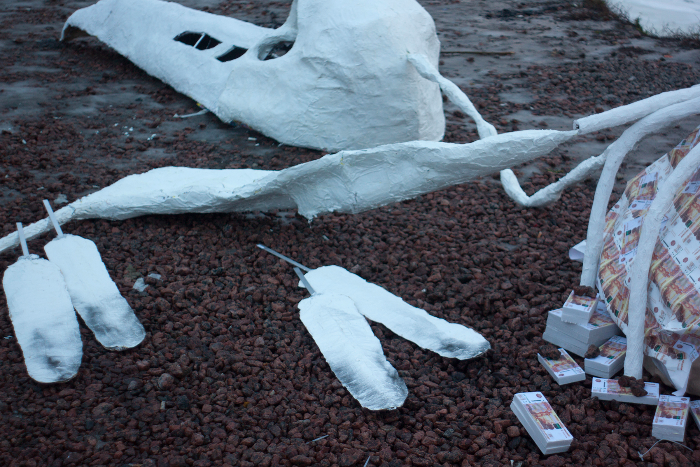 Уличный художник Hioshi сделал инсталляцию из шестиметрового скелета птицы, набитого деньгами