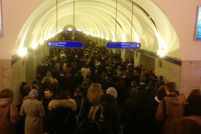 Синяя ветка питер. Метро Озерки СПБ В час пик давка. Синяя ветка метро Питер. Метро Озерки Питер синяя ветка. Пр Просвещения метро синяя ветка.