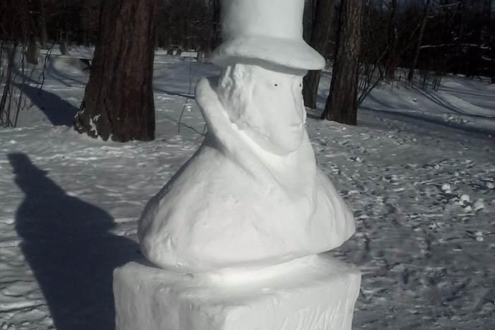 В Александровском парке слепили снежную скульптуру Пушкина