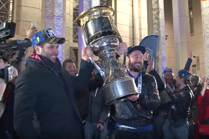 500 болельщиков встретили СКА в Пулкове. Вчера хоккеисты выиграли Кубок Гагарина