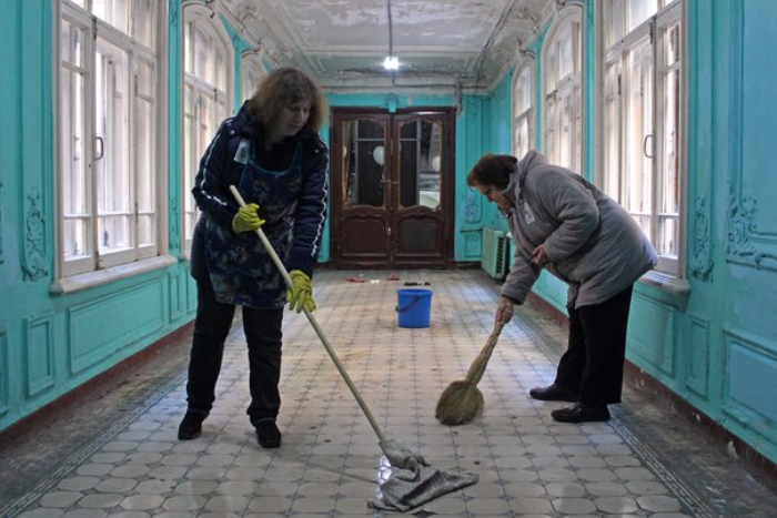 Петербуржцы в выходные отмыли лестницы и витражи Дома Бака