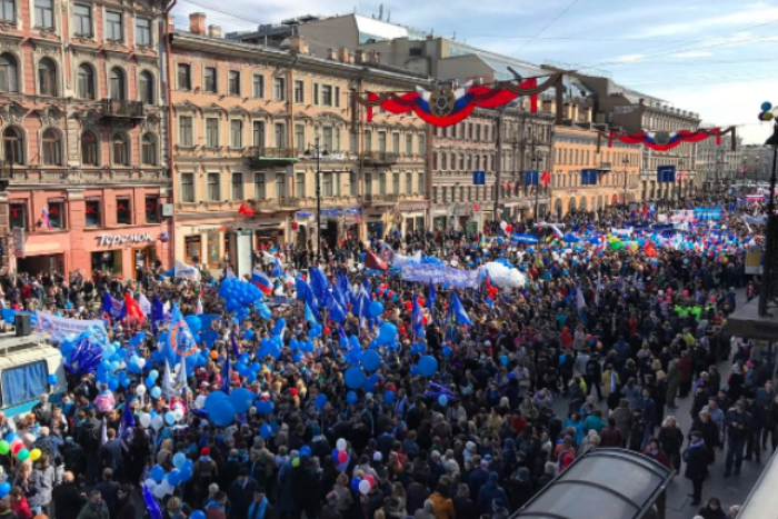 МВД насчитало 100 тысяч участников первомайского шествия в Петербурге