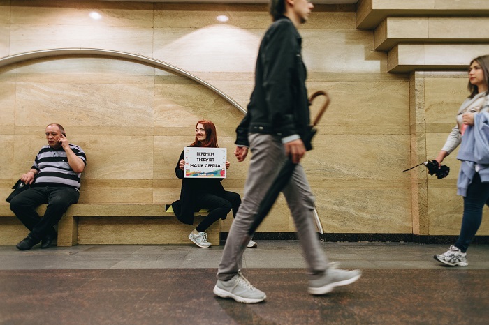 Петербуржцы проехали в метро с плакатами «Солнце мое, взгляни на меня» и «Перемен требуют наши сердца»