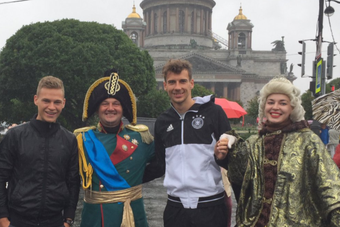 Футболисты сборной Германии прогулялись по Петербургу накануне финала Кубка конфедераций. И сфотографировались с уличными актерами