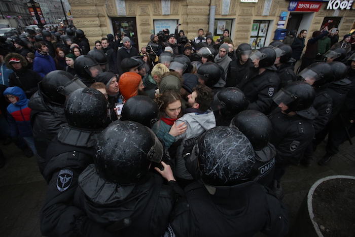 В Петербурге прокуратура потребовала наказать полицейских за условия содержания задержанных на акции 26 марта