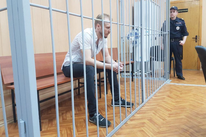 Участника акции 26 марта в Москве приговорили к четырем годам колонии. Обвинение считает, что он ударил полицейского ногой в челюсть
