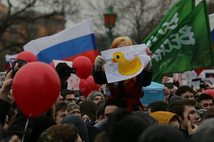 Жителя Брянска оштрафовали за участие в митинге 26 марта с бутылкой из-под «Туалетного утенка»