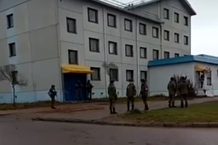 В Ленобласти люди с автоматами помешали коммунальщикам обрезать трубу отопления в военном общежитии