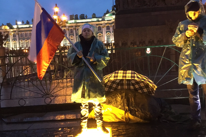 В Петербурге идет бессрочная акция протеста. Ее участникам дали 169 суток ареста и 690 тысяч рублей штрафа. Что известно об активистах и их целях
