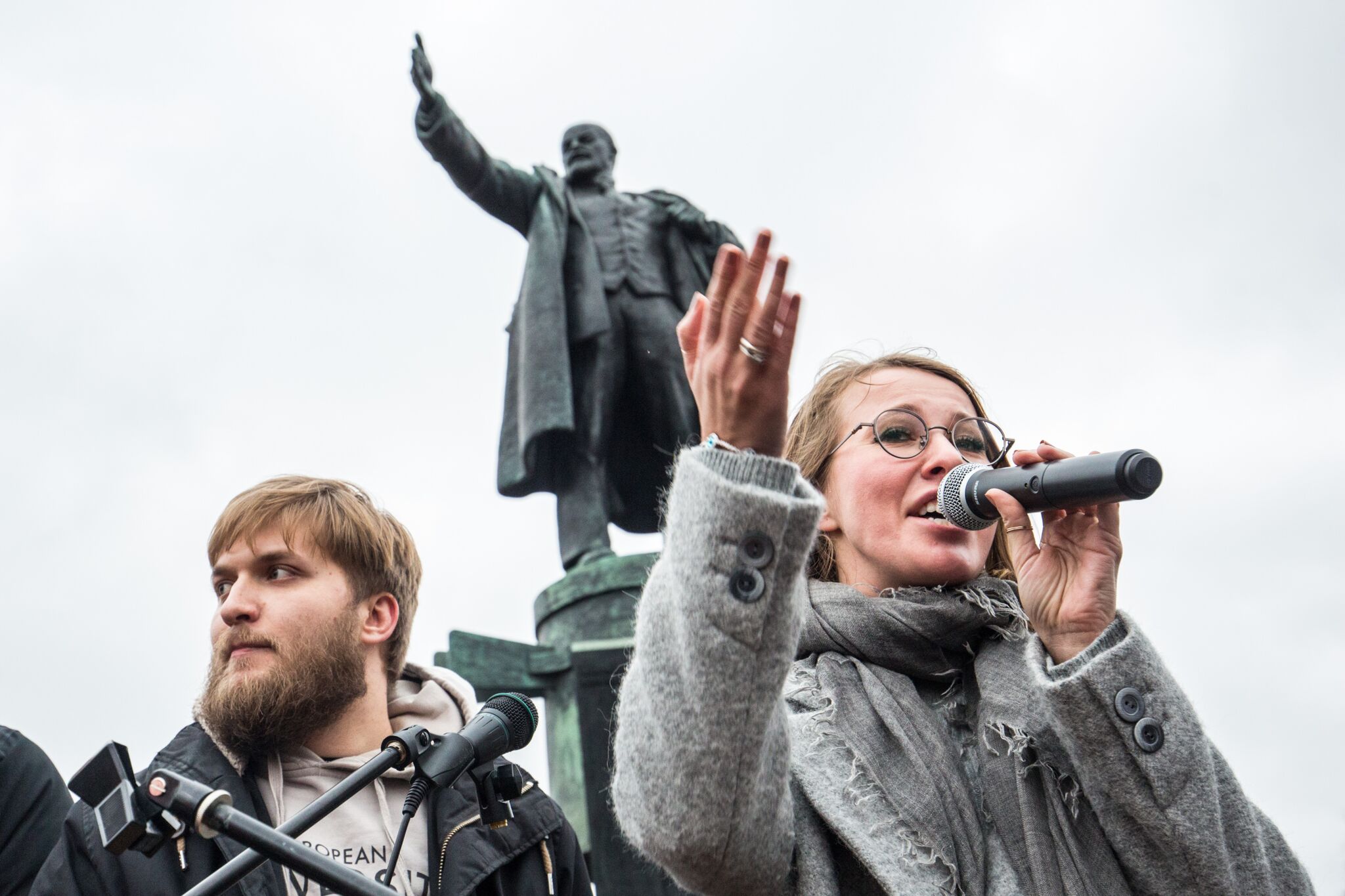 Ксения Собчак выступает на митинге в поддержку Европейского университета. Фото