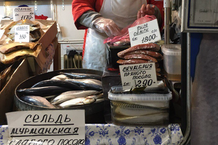Петербурженка рассказала, как купила у метро «Приморская» рыбу с ленточными червями